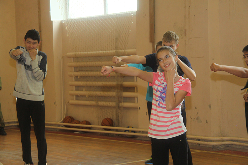 Различные захваты и другие технические комбинации заинтересовали не только юношей, но и девушек, Фото с места события из других источников