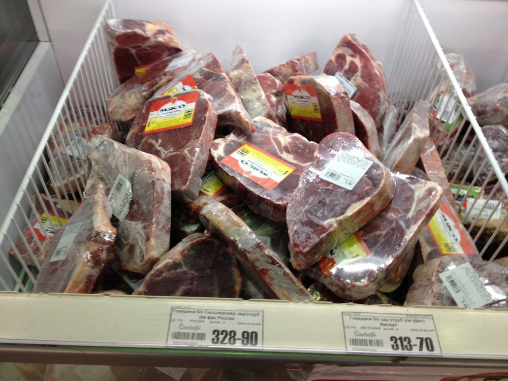 Заграничная и отечественная мясная продукция лежит "бок о бок", Фото с места события собственное