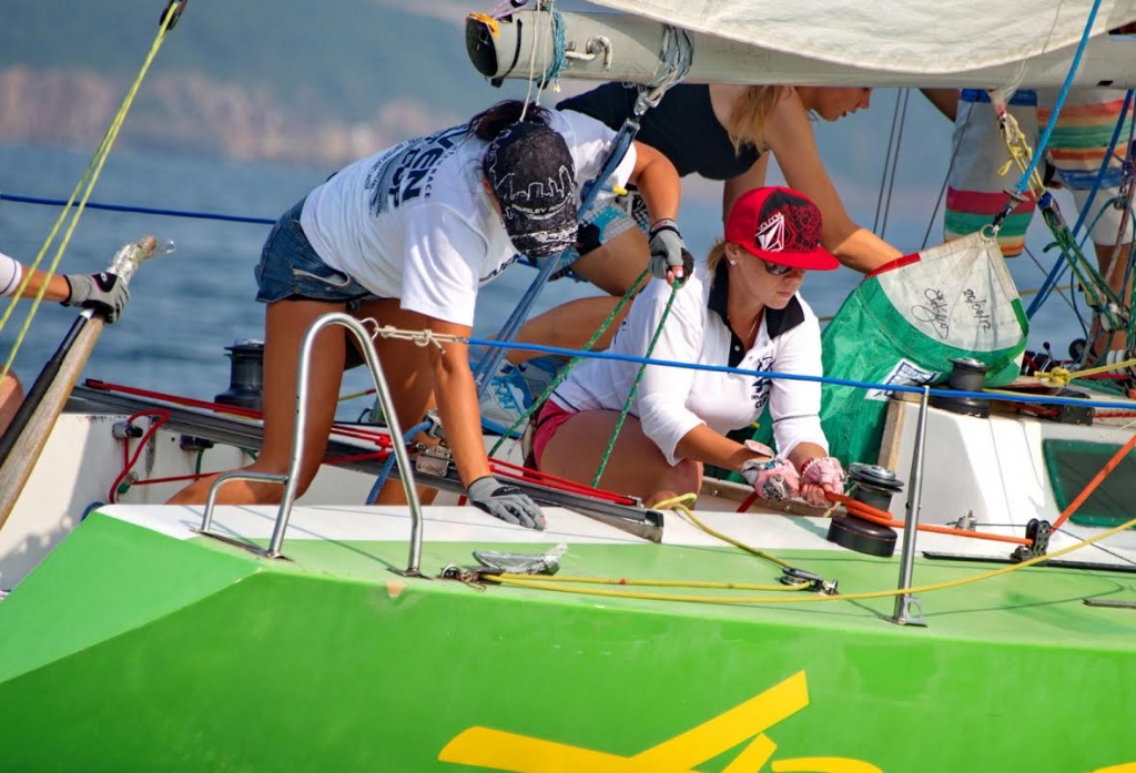 В соревнованиях принимали участие женщины, Фото с места события из других источников