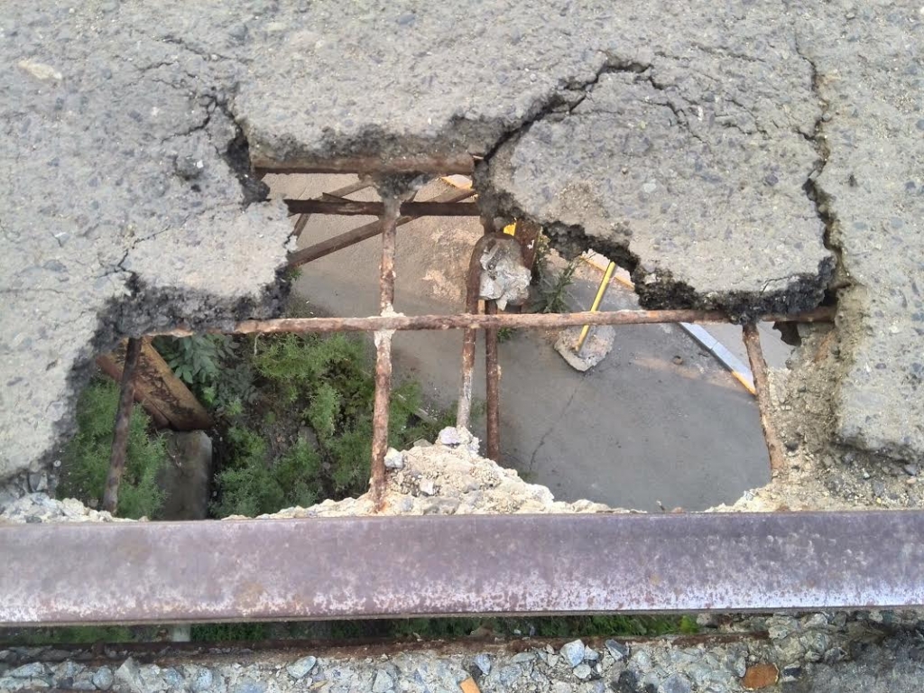 Сквозь большие дыры в надземном переходе проглядывает металлический каркас, Фото с места события собственное