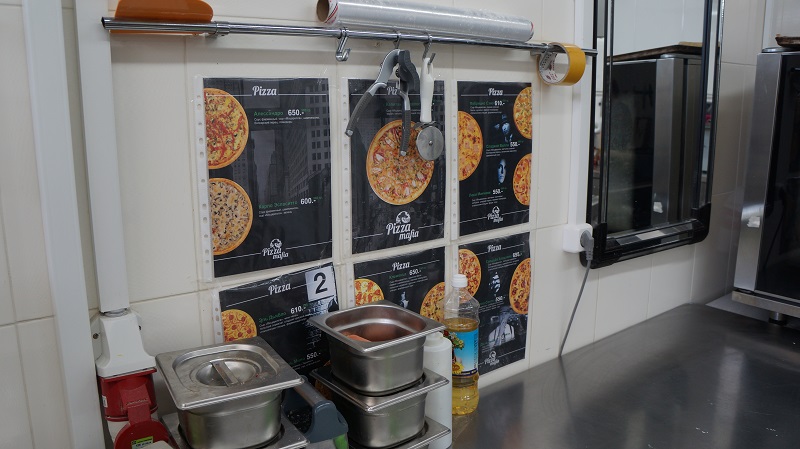 Плакаты с "Мафией" в кухне кафе, Фото с места события собственное