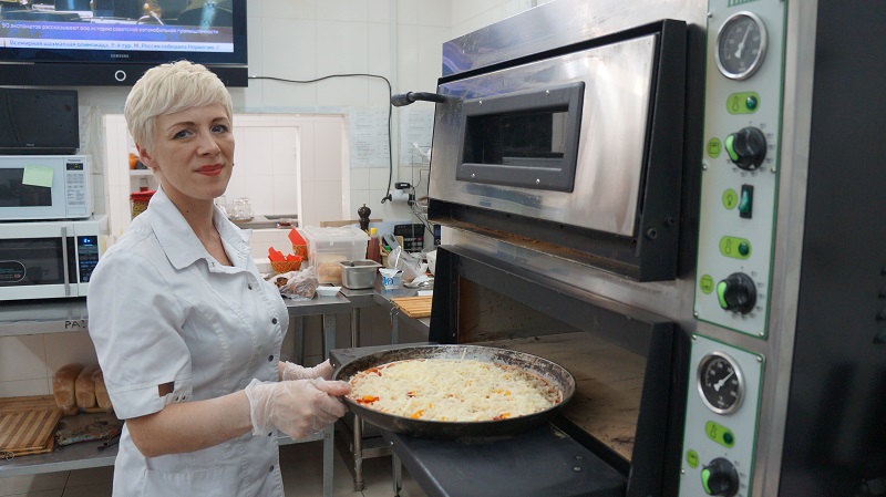 Пицца отправляется в духовку на 7–8 минут, Фото с места события собственное