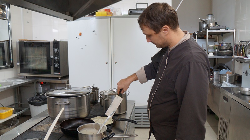 Пока корреспондент ИА MagadanMedia вместе с Натальей готовили пиццу, повар пожарил для посетителей "Пристани" блинчики, Фото с места события собственное