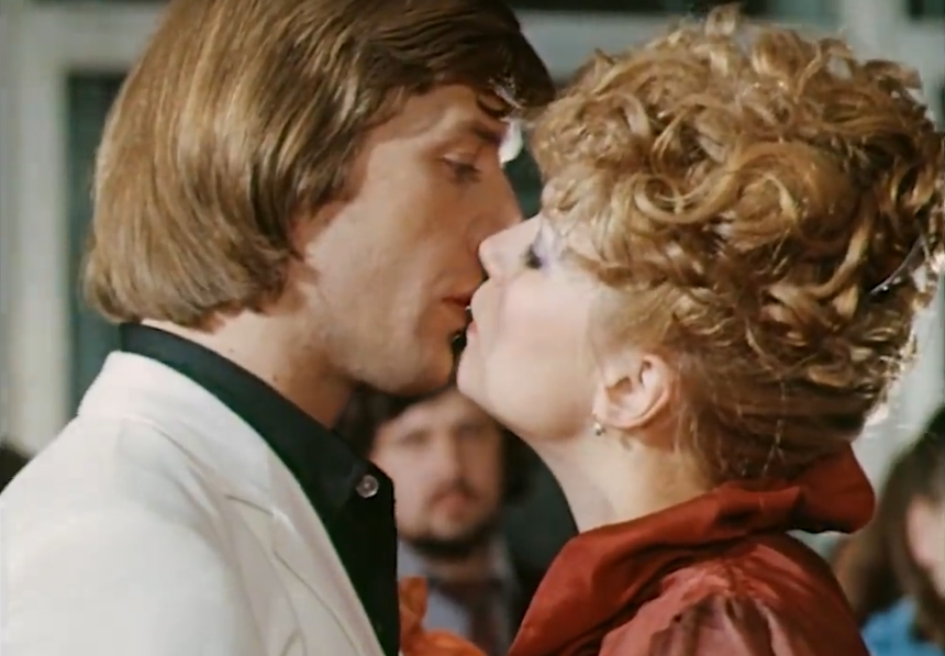 Места для поцелуев – ваши, если вспомните 7/7 фактов про кино СССР Кадр из фильма &quotЧародеи&quot (6+)