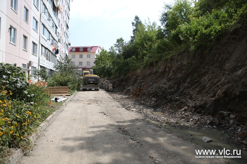 Подпорную стену размыло ливнями, Фото с места события из других источников