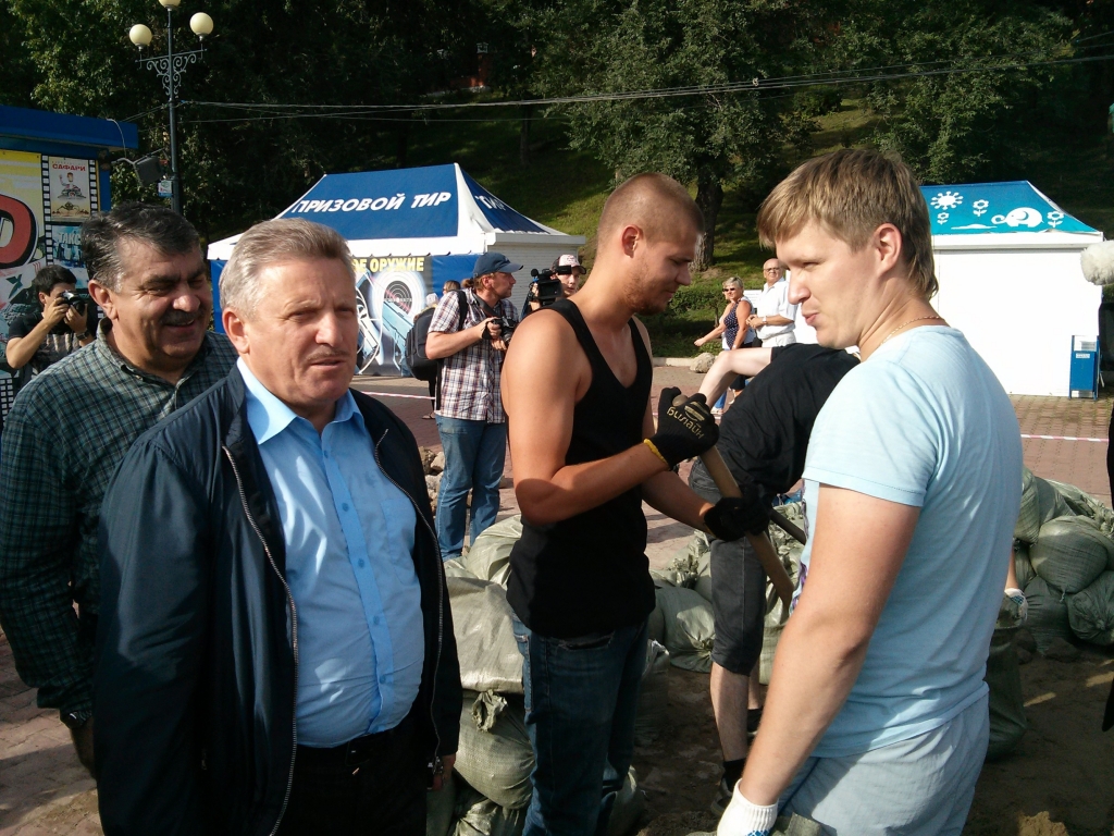 Ровно год назад волонтеры встали на защиту Хабаровска от небывалого наводнения, Фото с места события собственное