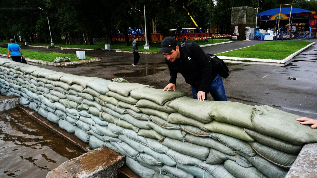Ровно год назад волонтеры встали на защиту Хабаровска от небывалого наводнения, Фото с места события собственное