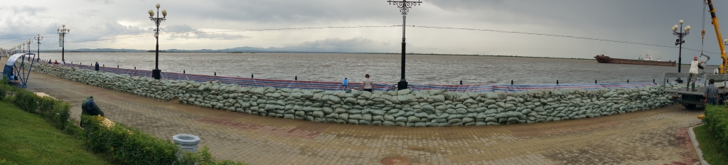 Ровно год назад волонтеры встали на защиту Хабаровска от небывалого наводнения, Фото с места события собственное