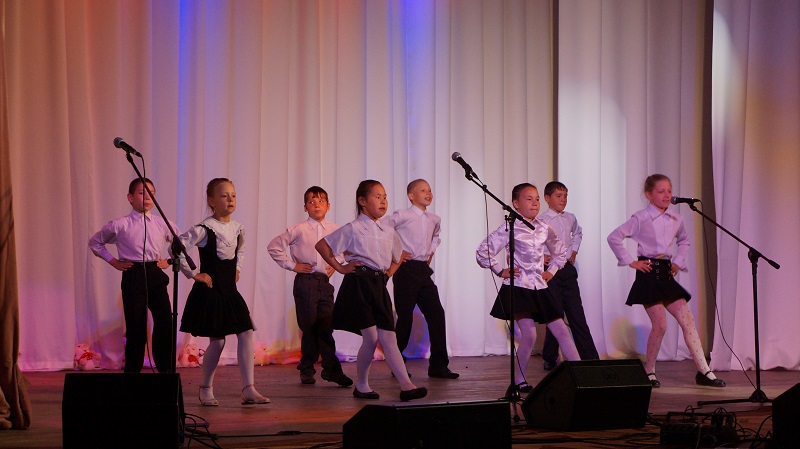 Танцевальный номер, Фото с места события собственное