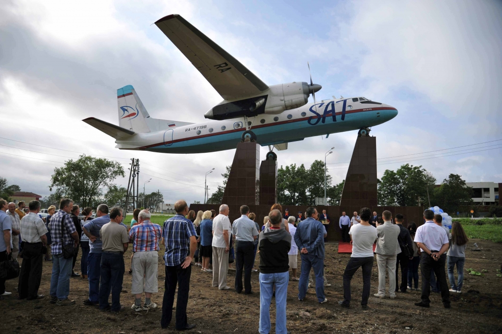 Самолет улан удэ горно алтайск. Памятник самолет Южно-Сахалинск. АН 24 аэропорт Южно Сахалинска. Памятник самолёт Улан-Удэ. Аэропорт Мухино Улан-Удэ.