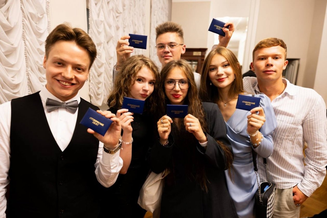 Первые студенты сахалинского филиала &quotЩуки&quot получили студенческие билеты Денис Таушканов