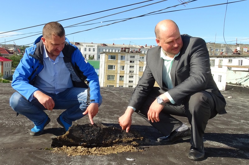 Кровля здания в плачевном состоянии, Фото с места события из других источников