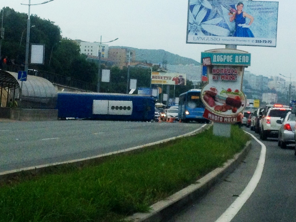 Автобус перевернулся на Молодежной, Фото с места события собственное