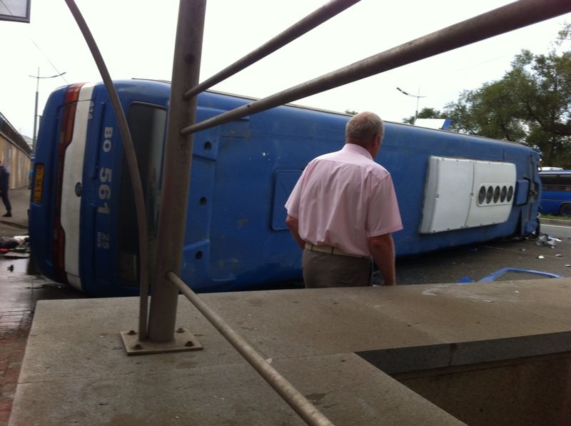Автобус все еще лежит на проезжей части, Фото с места события собственное