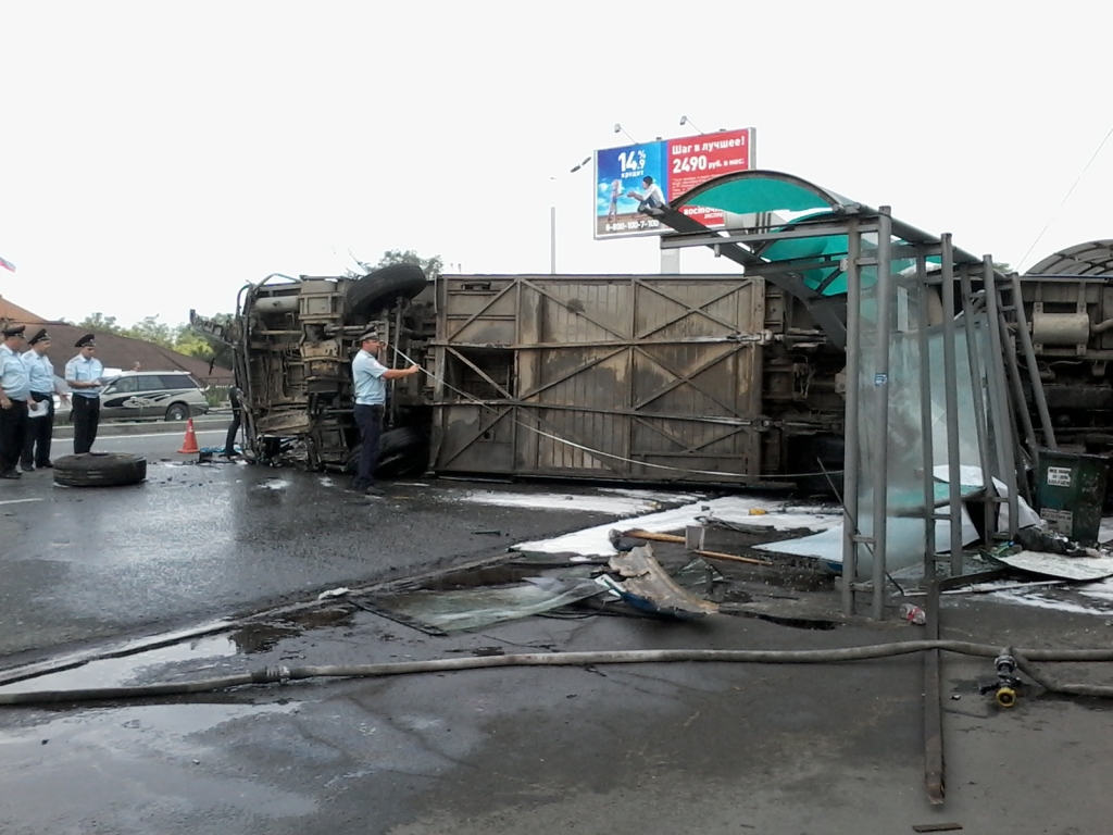 Автобус лежит на боку, Фото с места события собственное