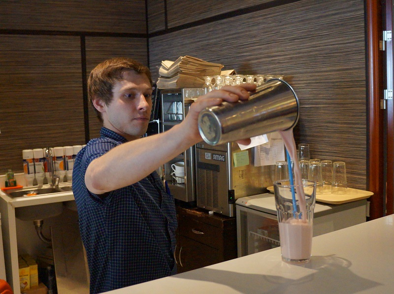 Администратор кафе "Пристань" Ростислав Шавлович, Фото с места события собственное