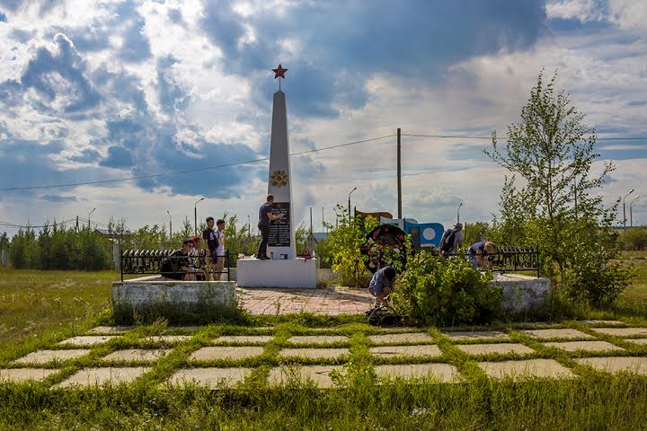 Трудовой десант молодежи облагораживает памятники войны в Якутска, Фото с места события из других источников