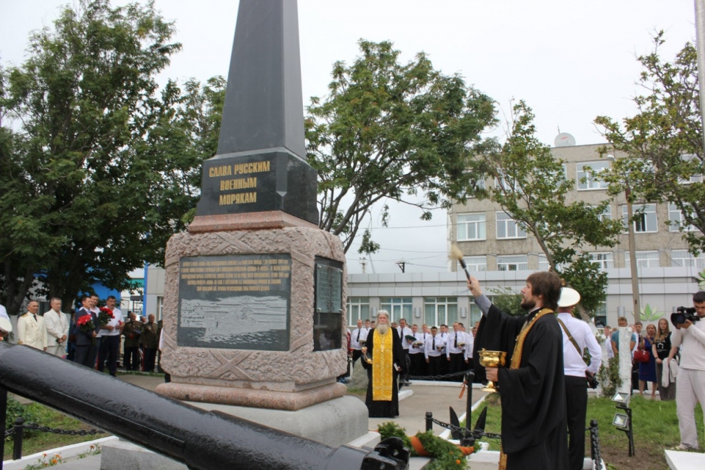 Новик город. Памятники города Корсакова Сахалинской области. Памятник крейсеру Новик. Памятник крейсеру Новик в Корсакове. Крейсер Новик памятник на Сахалине.