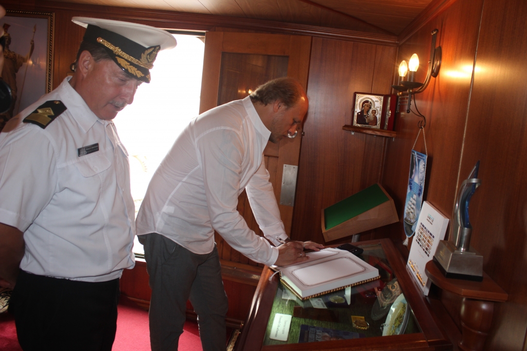 Евгений Тимохин оставил пожелание в книге отзывов, Фото с места события из других источников