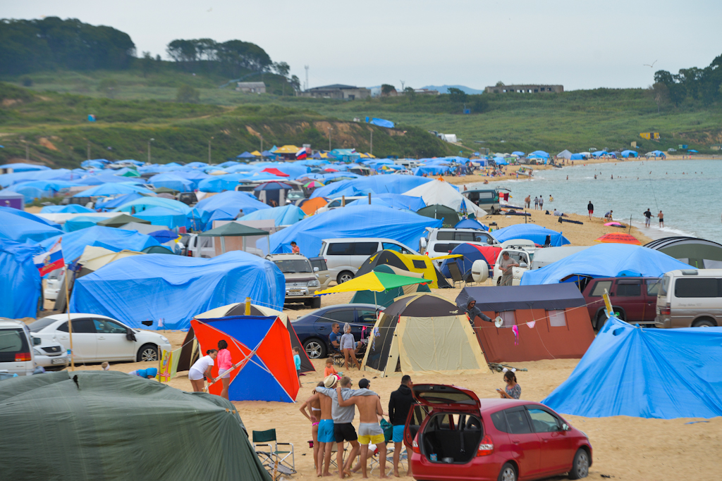 На пляжах яблоку упасть негде, Фото с места события собственное