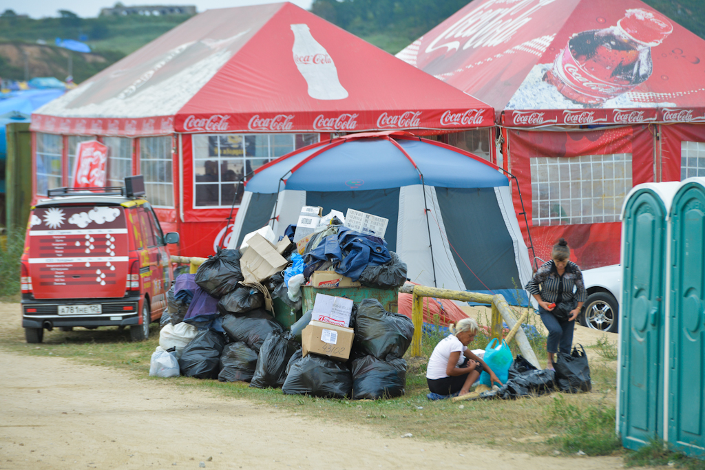 Туалет, мусорка, палатка - все рядом, Фото с места события собственное