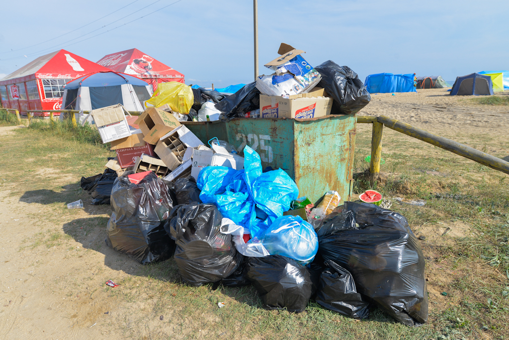 Мусорные баки, Фото с места события собственное