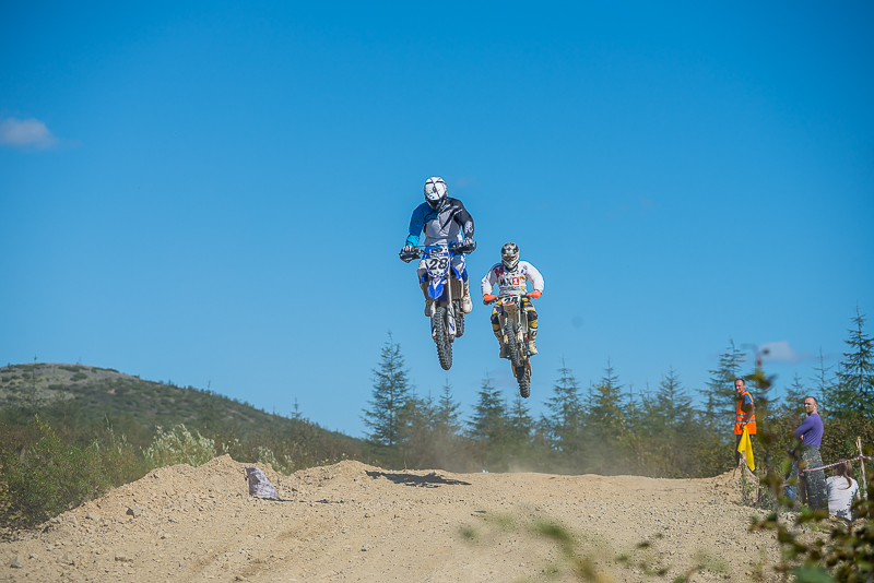 На трамплинах мотоциклисты взлетали почти на два метра над зеплей, Фото с места события собственное