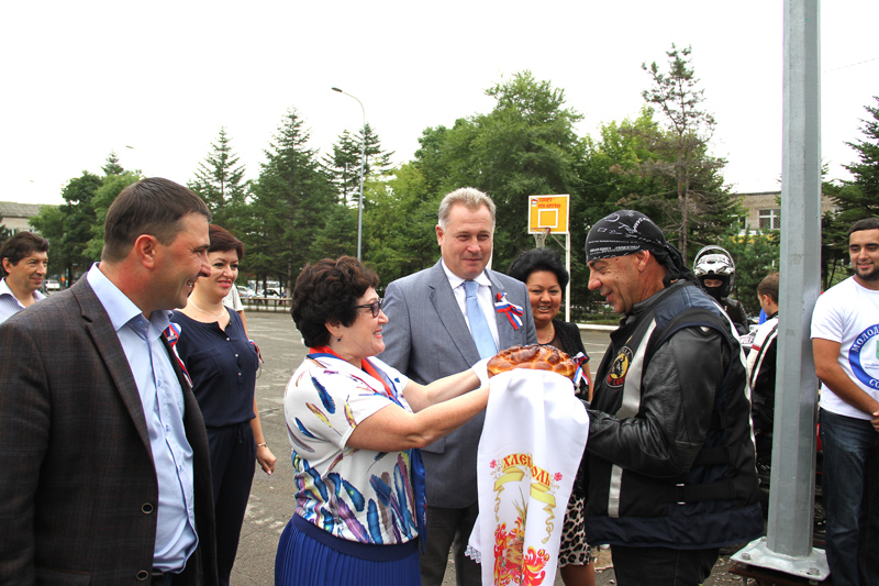Байкеров встречали караваем, Фото с места события из других источников