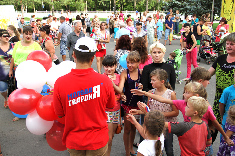 Детям раздавали белые, синие и красные шары, Фото с места события из других источников