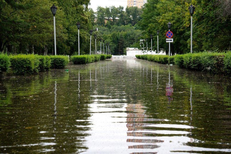 Затопленной оказалась огромная часть береговой линии вдоль города, а так же городской парк, Фото с места события собственное