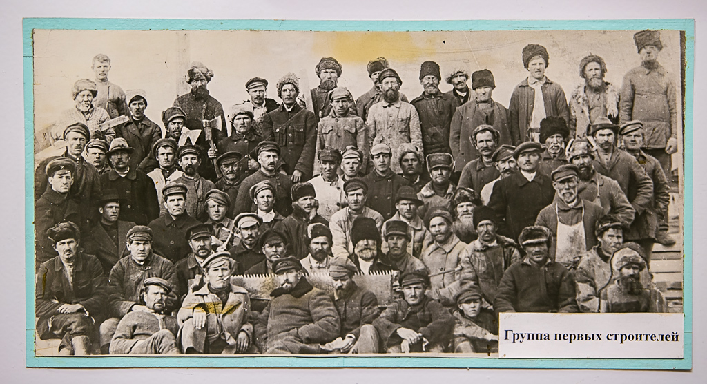 Фото из музея ЛВРЗ "Группа первых строителей", Фото с места события собственное