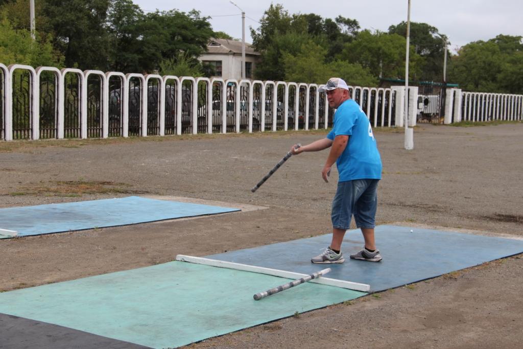 Спорт большой камень. Чемпионат Приморского края по городошному спорту. Игра городки с камнями. Покажи городошный спорт чемпионов.