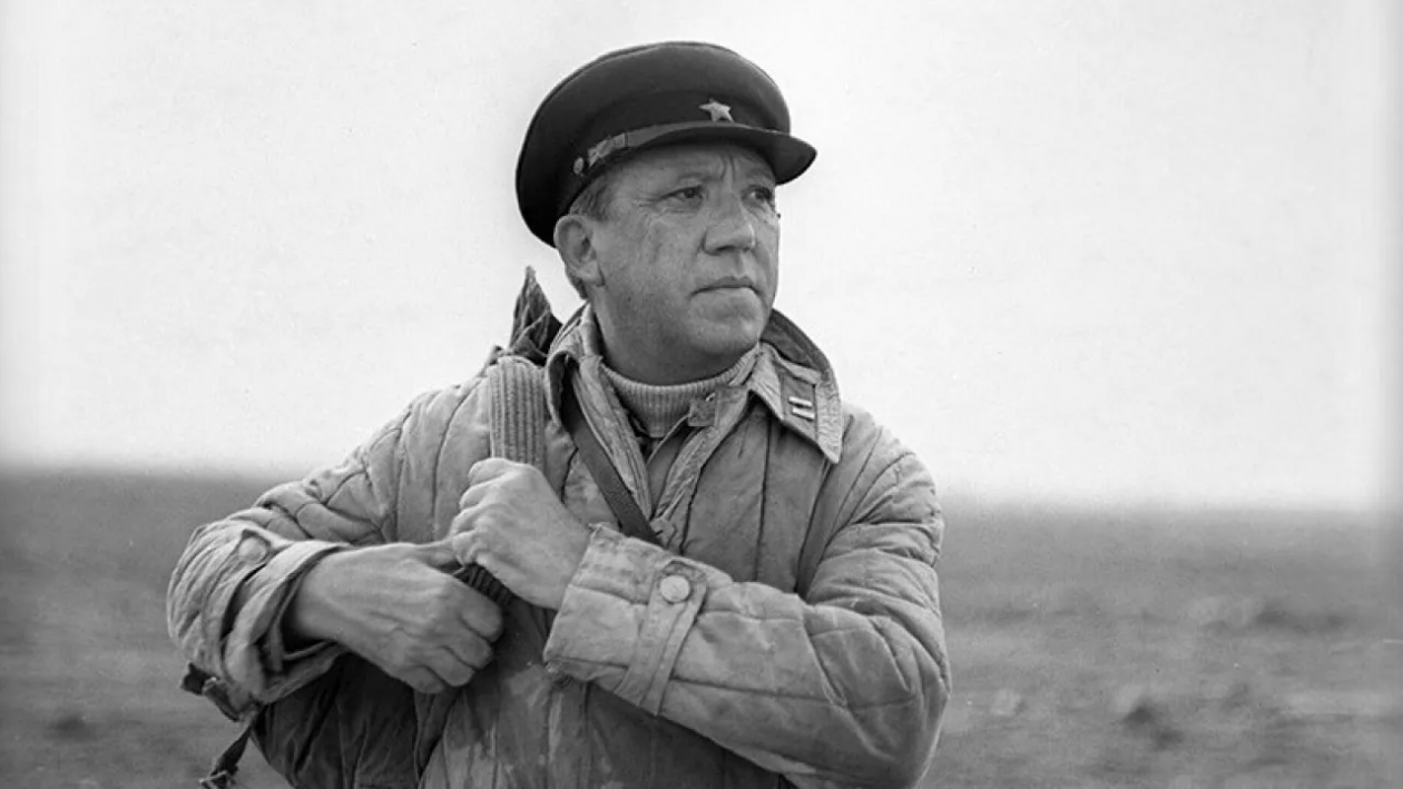 Забракованный сценарий и случайная женитьба: неизвестные повороты в судьбе Никулина Кадр из фильма (12+)