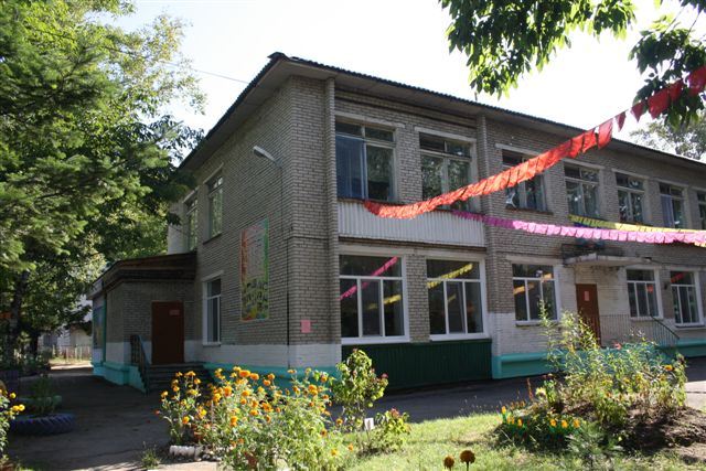 В детсадах Биробиджана устанавливают пластиковые стеклопакеты, Фото с места события собственное