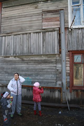 Дом по улице Ульяновской, 11 Биробиджана скрепили балкой, Фото с места события собственное