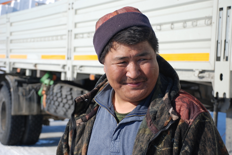 Дальнобойщик Василий Дьячковский — главный герой фильма "Трасса "Колыма": добраться вопреки", Фото с места события из других источников