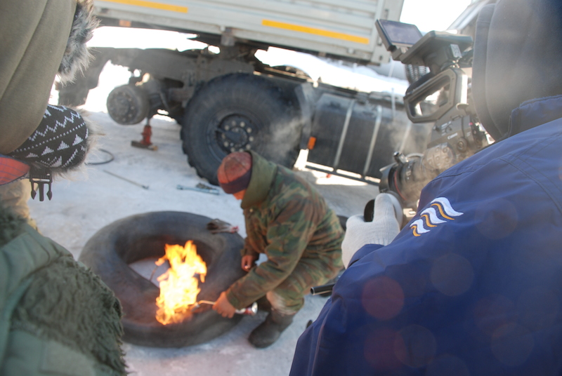 Съемка фильма "Трасса Колыма: добраться вопреки". Замена колеса в сильный мороз на трассе, Фото с места события из других источников