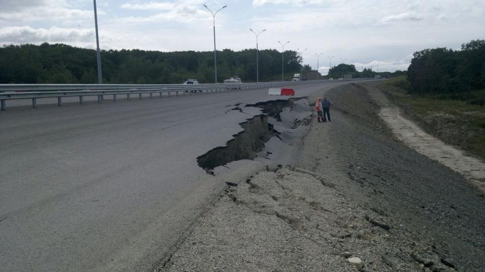 Надежность новой дороги под сомнением, Фото с места события из других источников