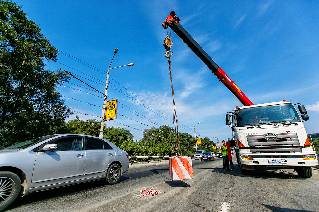 С Некрасовского путепровода убирают блоки, Фото с места события собственное