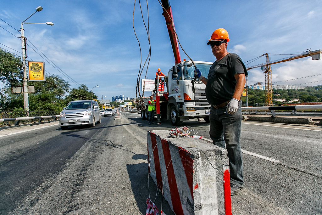 С Некрасовского путепровода убирают блоки, Фото с места события собственное
