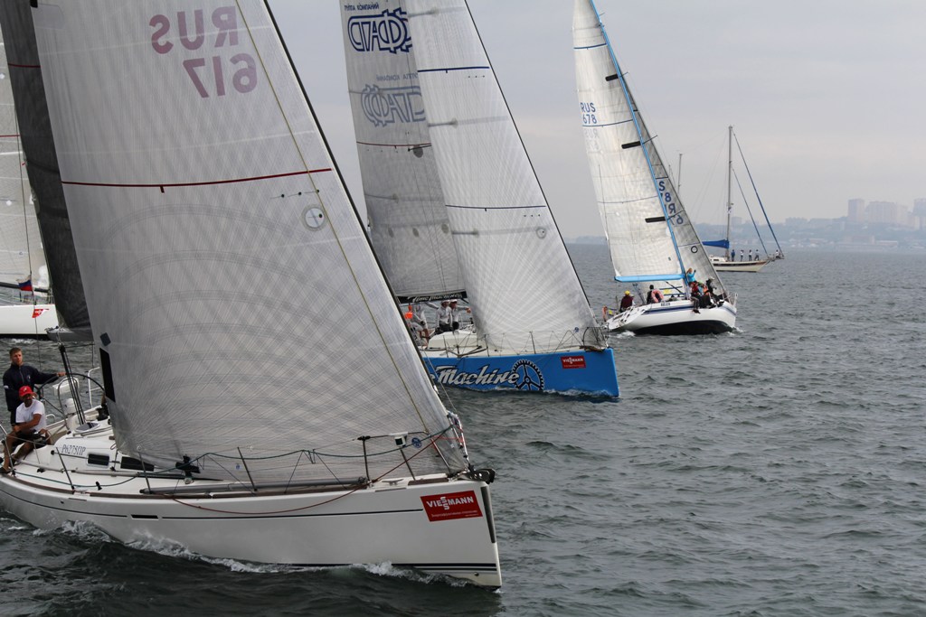 парусная регата спб. парусная школа балатон. в море вышло 16 яхт. долгопрудный яхты. яхта в море.