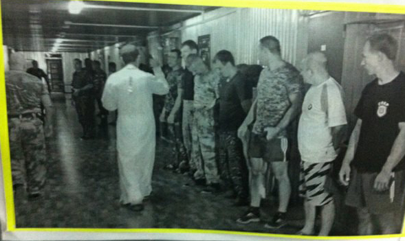 Боевой дух бойцов поддерживает местный священнослужитель, Фото с места события из других источников