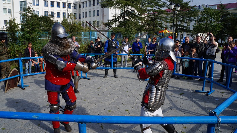 Софья Шумская сражается с Александром Гордеевым, Фото с места события собственное