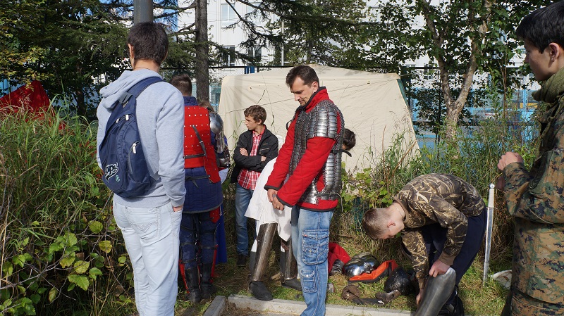 Корреспондент MagadanMedia примеряет доспех, Фото с места события собственное