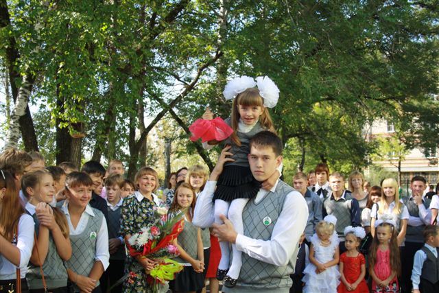 Вероника Савинок и Илья Терентьев дают первый звонок, Фото с места события собственное