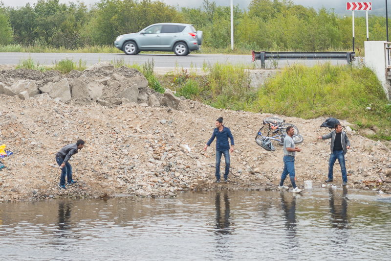 Рыбалку организовали в 10 метрах от дороги, Фото с места события собственное
