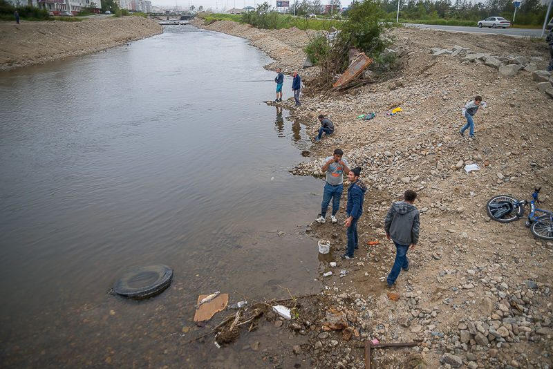 Рыбу ловят и на спиннинг и на "кошку" и просто руками, Фото с места события собственное