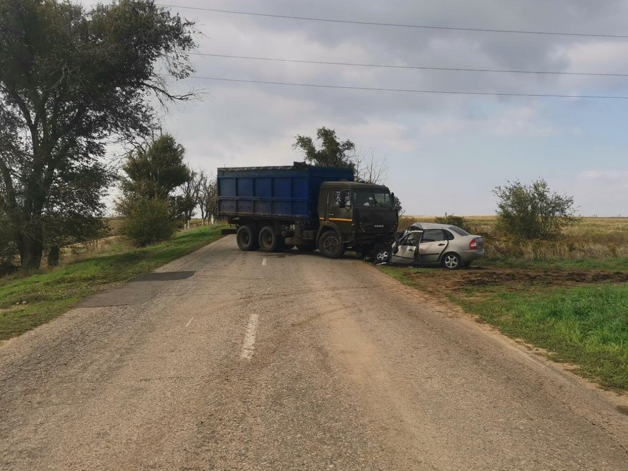 КАМАЗ въехал в легковушку на Ставрополье Госавтоинспекция Ставрополья