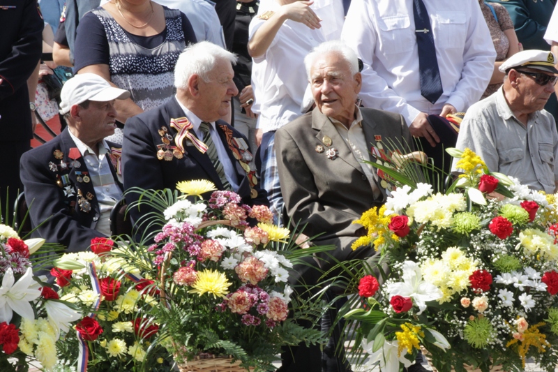 Церемония возложения цветов к Дню окончания II Мировой войны прошла в Биробиджане, Фото с места события из других источников