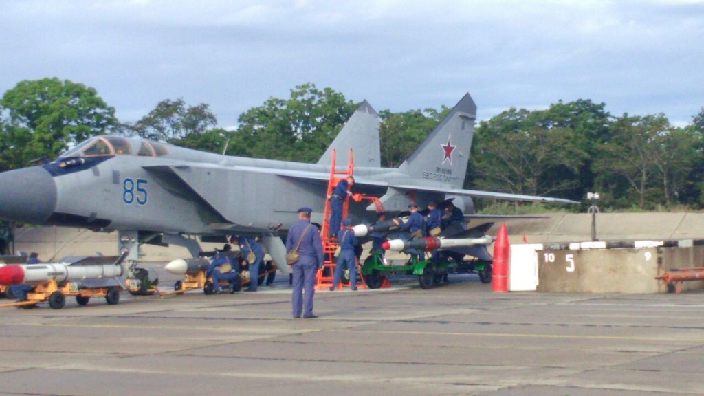 Боевой самолет ВВС РФ сел на федеральную трассу в Приморье, Фото с места события собственное